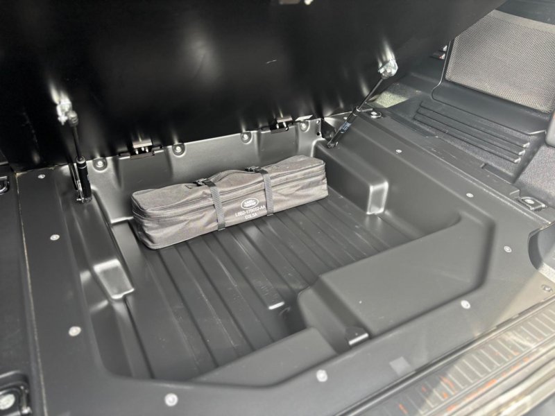LAND ROVER DEFENDER 110