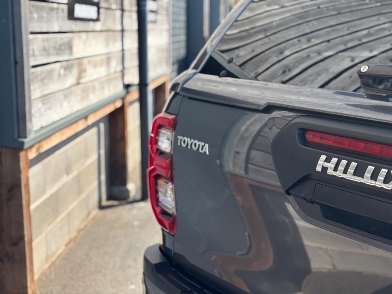 TOYOTA HILUX